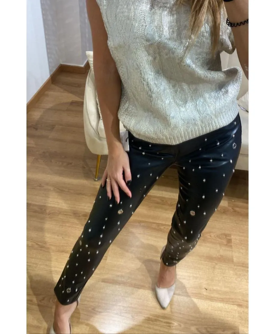 Pantalone ecopelle borchie