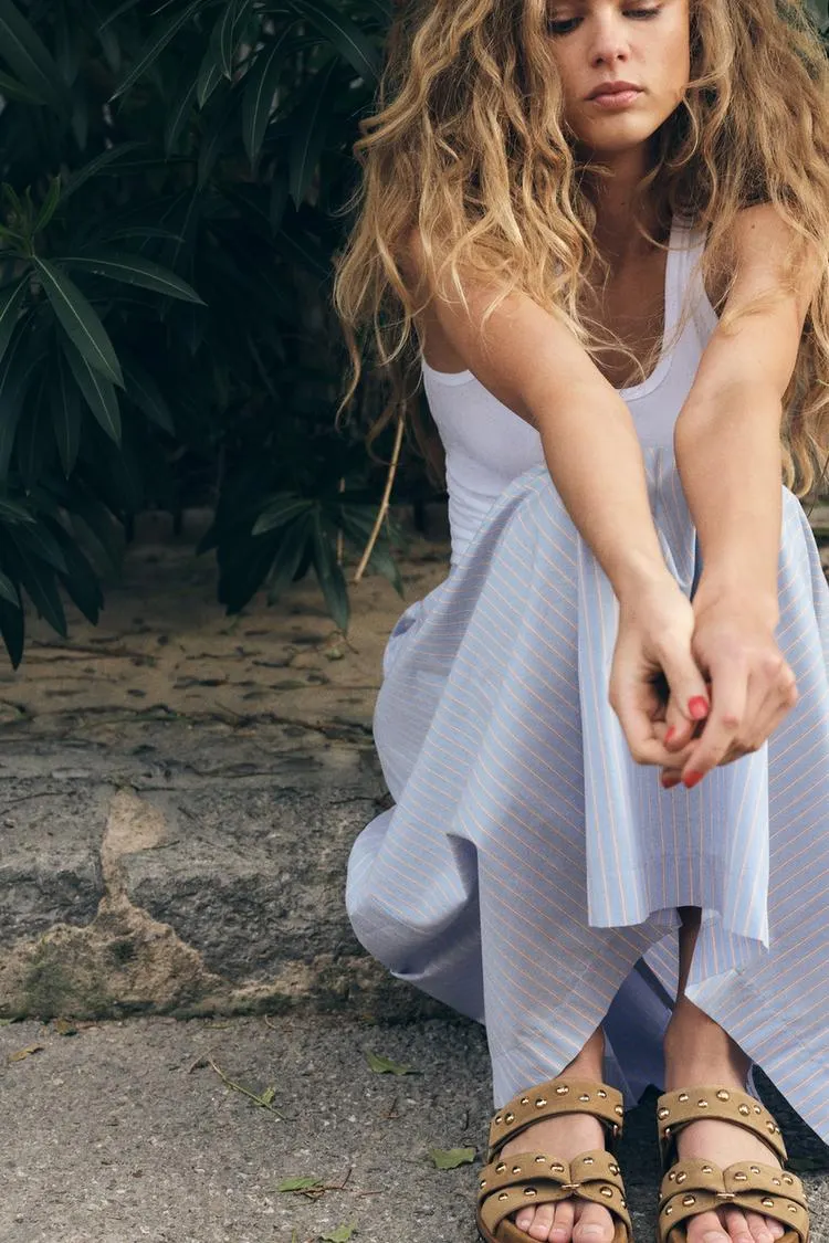 SANDALO CON BORCHIE IN PELLE SCAMOSCIATA