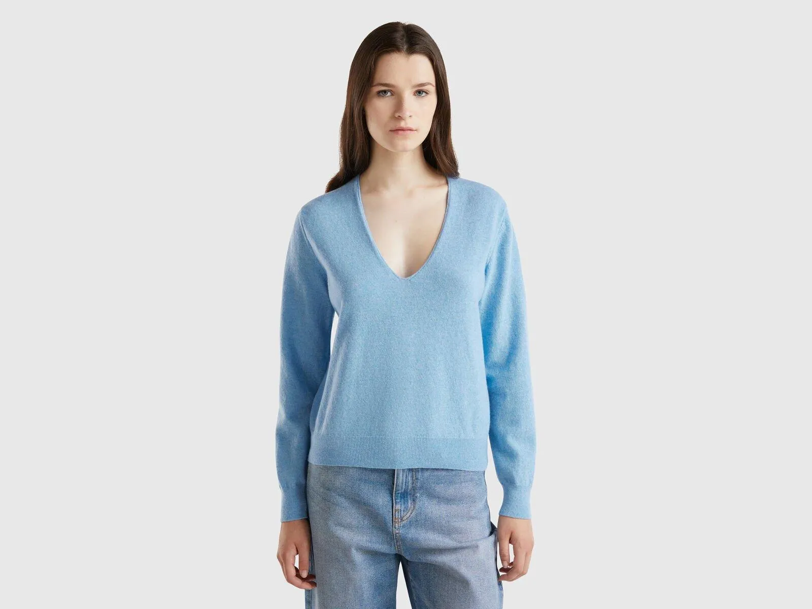 Maglione azzurro mélange con scollo a V in pura lana Merino