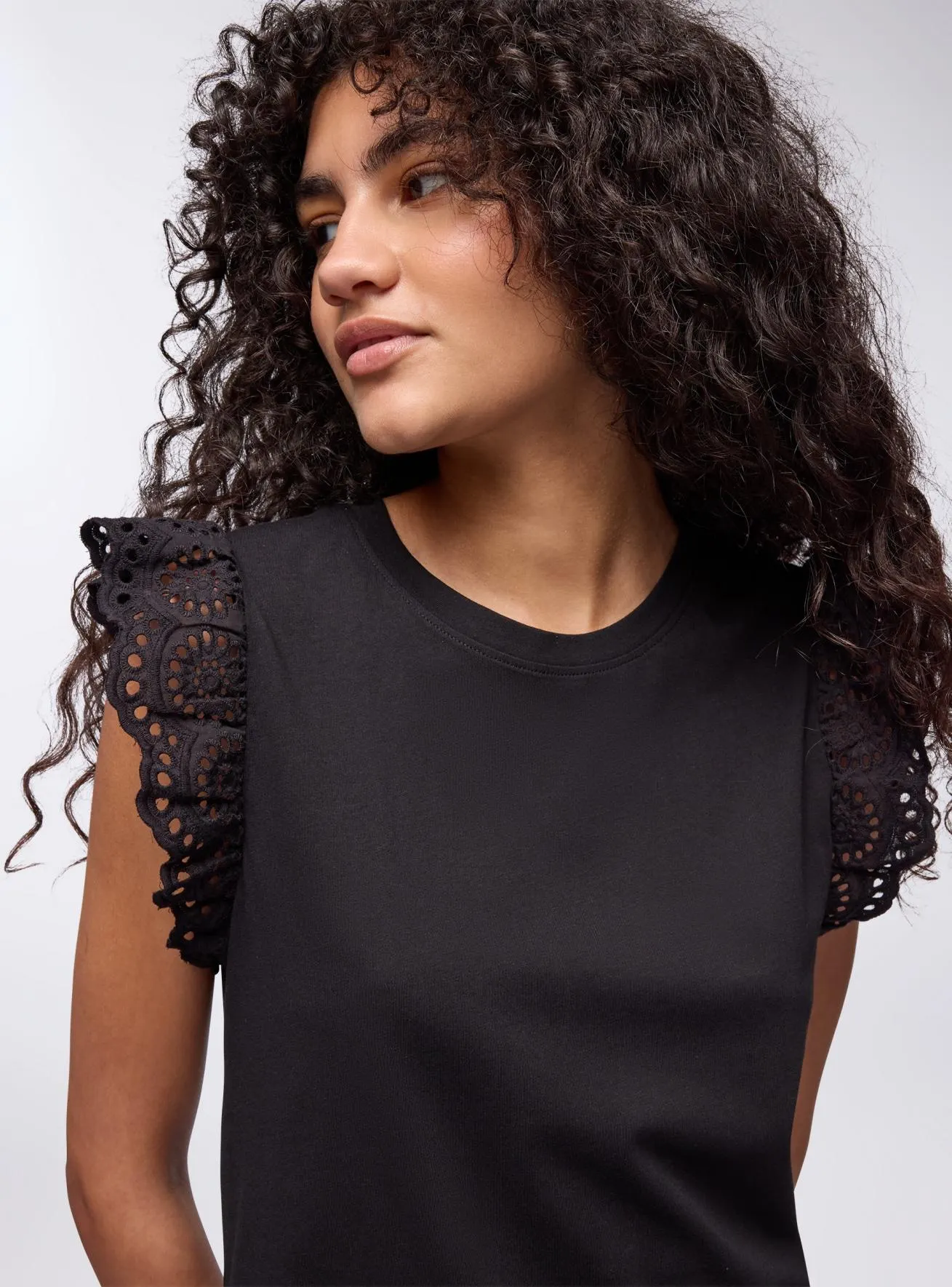 T-shirt con balze in sangallo Nero