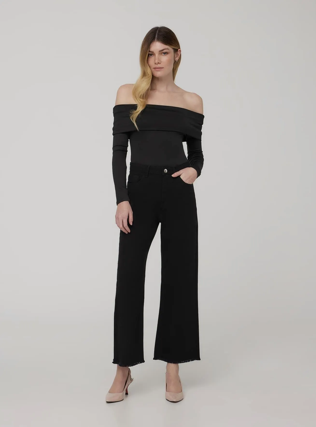 T-shirt maniche lunghe con spalle scoperte Nero