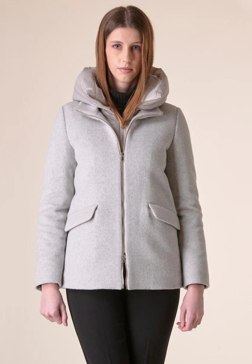 Giaccone perla lana-cashmere imbottito cappuccio e pettorina