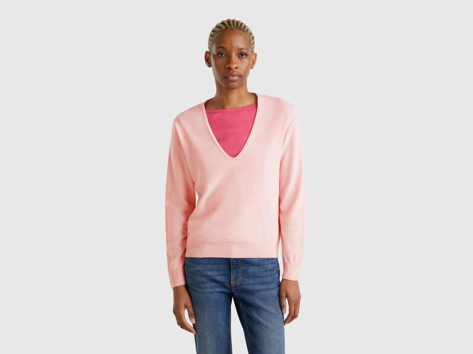 Maglione rosa cipria con scollo a V in pura lana Merino