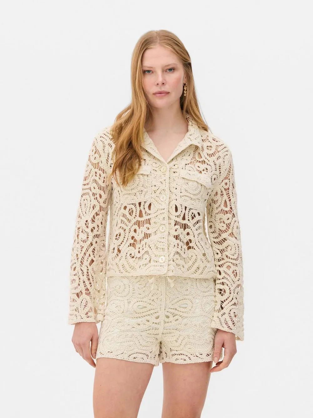 Gehäkelte Hemdjacke mit Knopfleiste