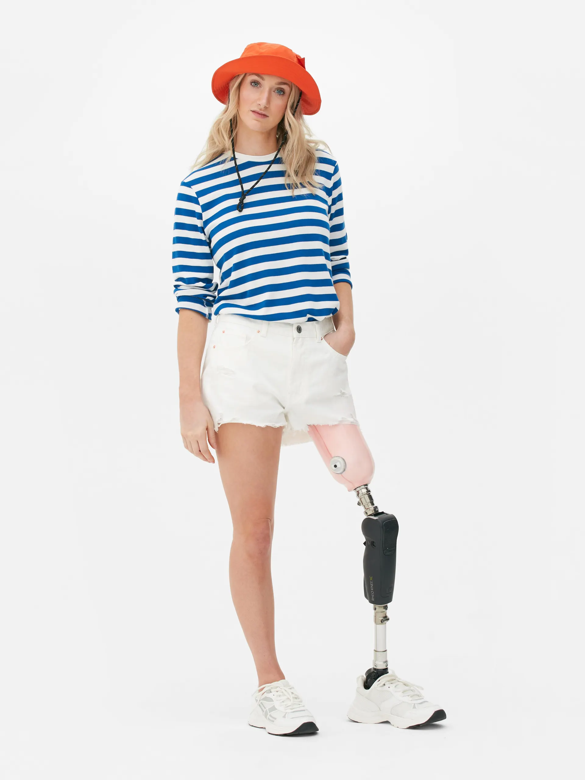 Pantaloncini jeans con bordo sfrangiato