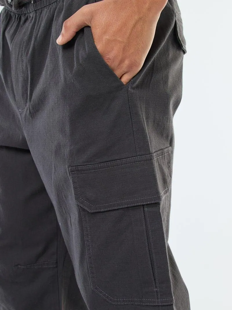 Pantaloni tinta unita multitasche con vita elasticizzata - Nero