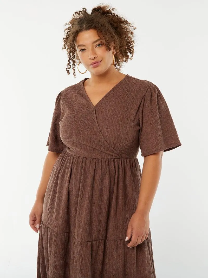 Vestito lungo goffrato a maniche corte con scollo incrociato - Marrone