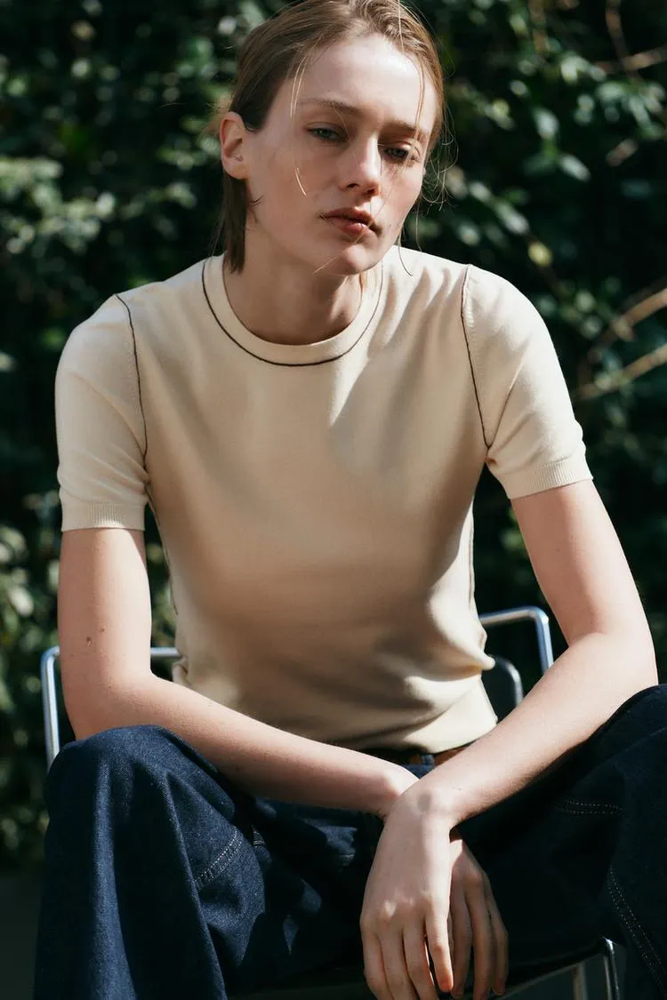 TOP IN MAGLIA CON MANICHE CORTE E PROFILI