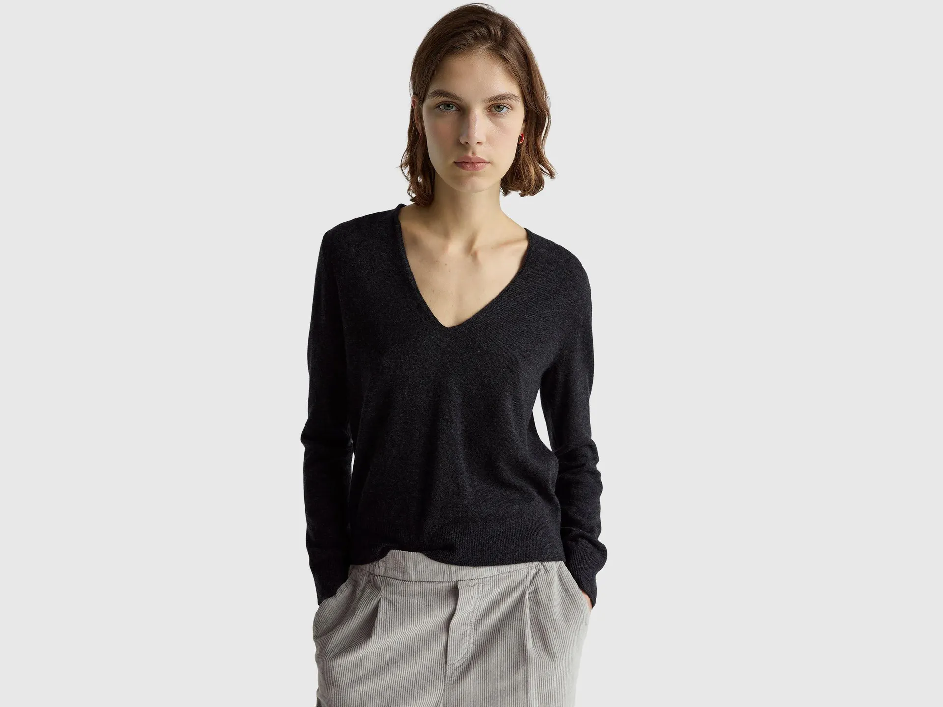 Maglione grigio scuro con scollo a V in pura lana Merino