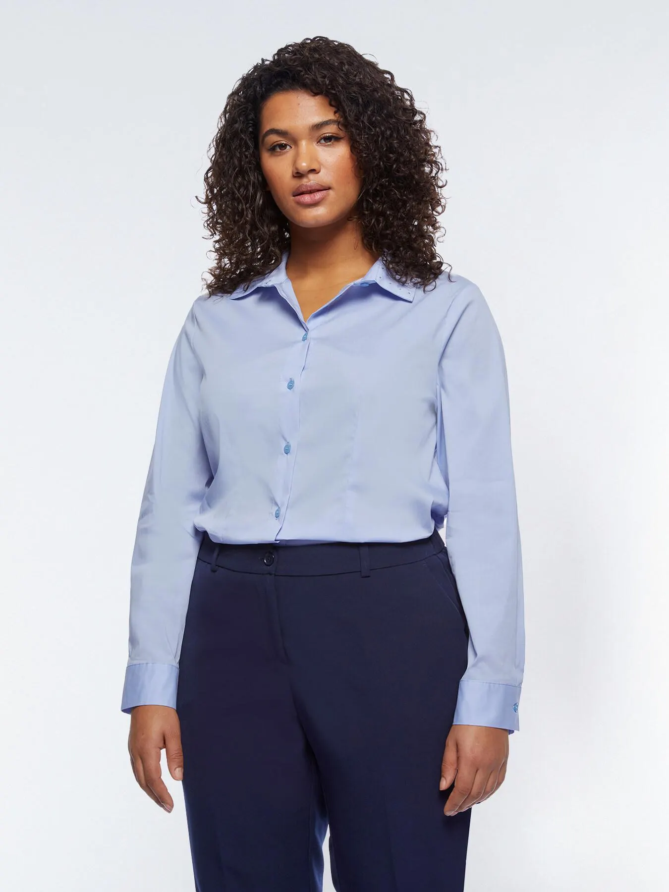 Camicia con applicazioni sul colletto