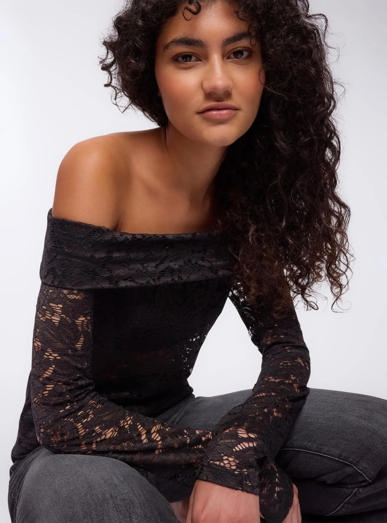 Maglia in pizzo con spalle scoperte Nero