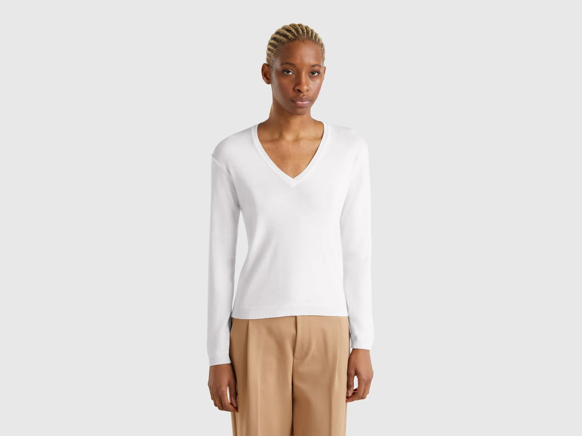 Maglia bianca con scollo a V