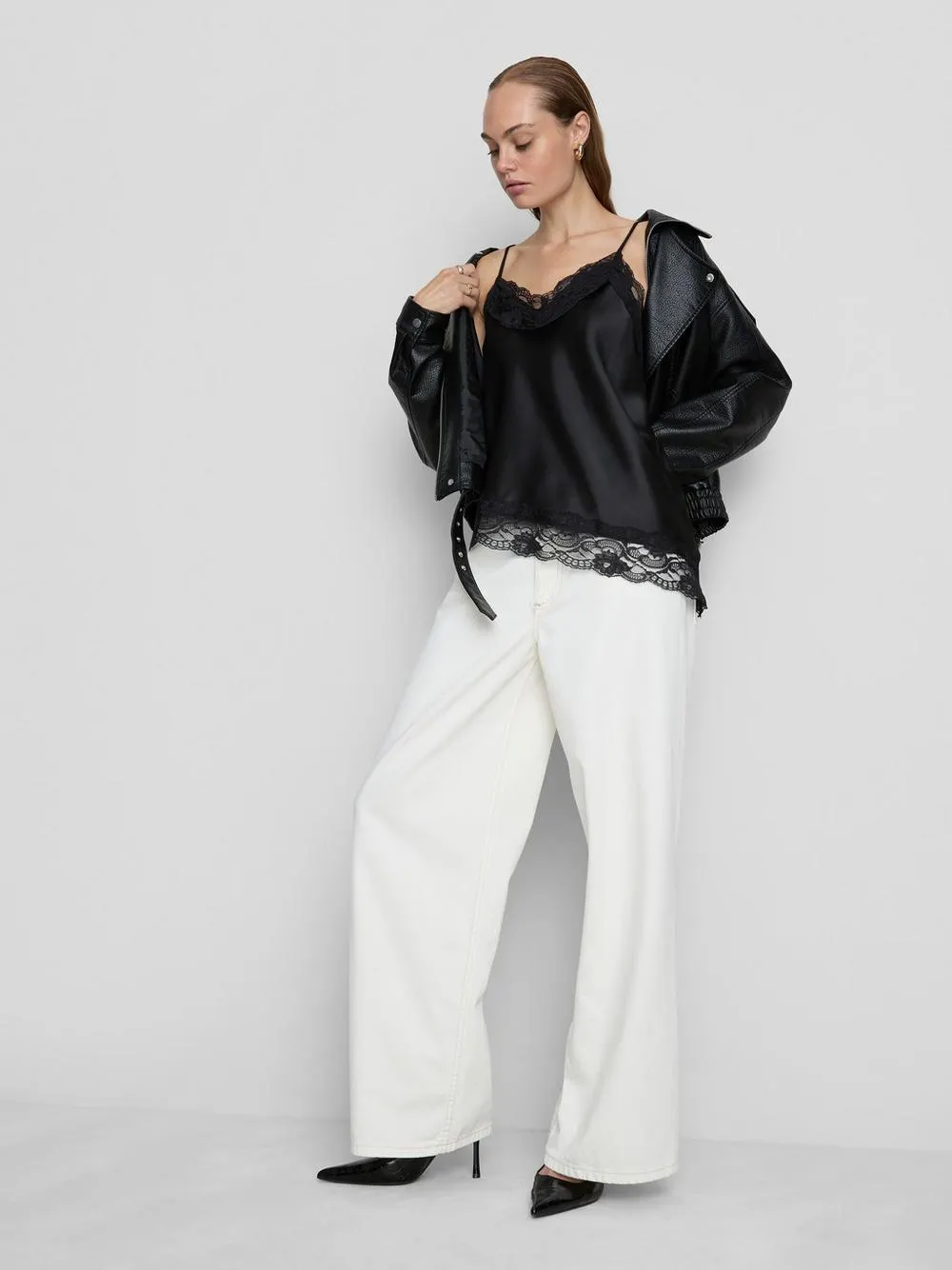 Canotta in raso e pizzo asimmetrica