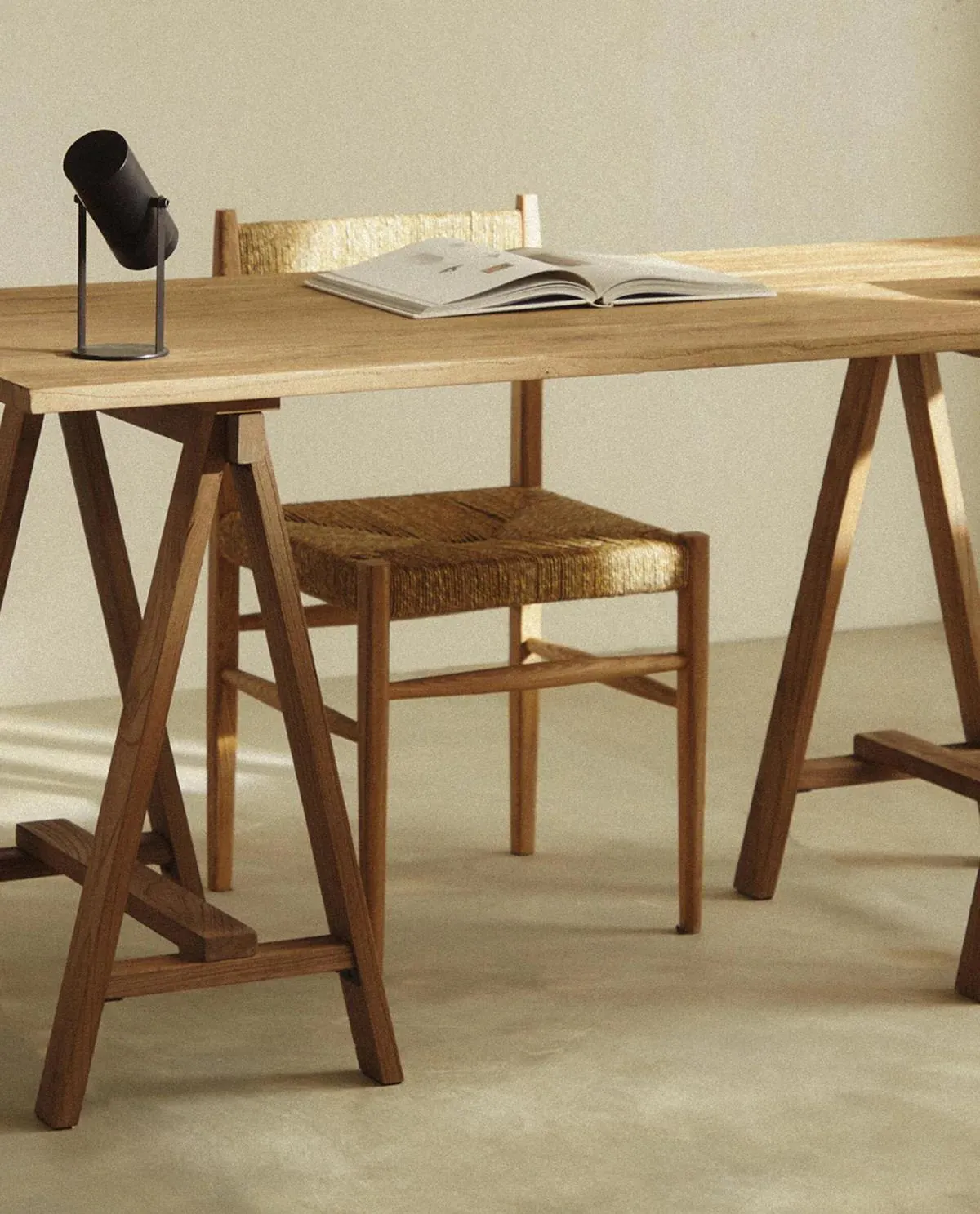 TAVOLO CON CAVALLETTI IN LEGNO DI OLMO