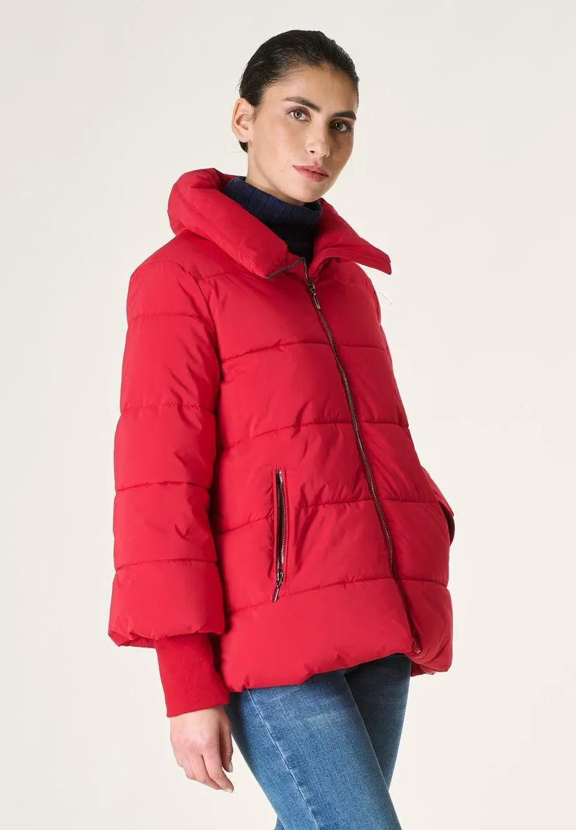 Piumino rosso corto collo alto