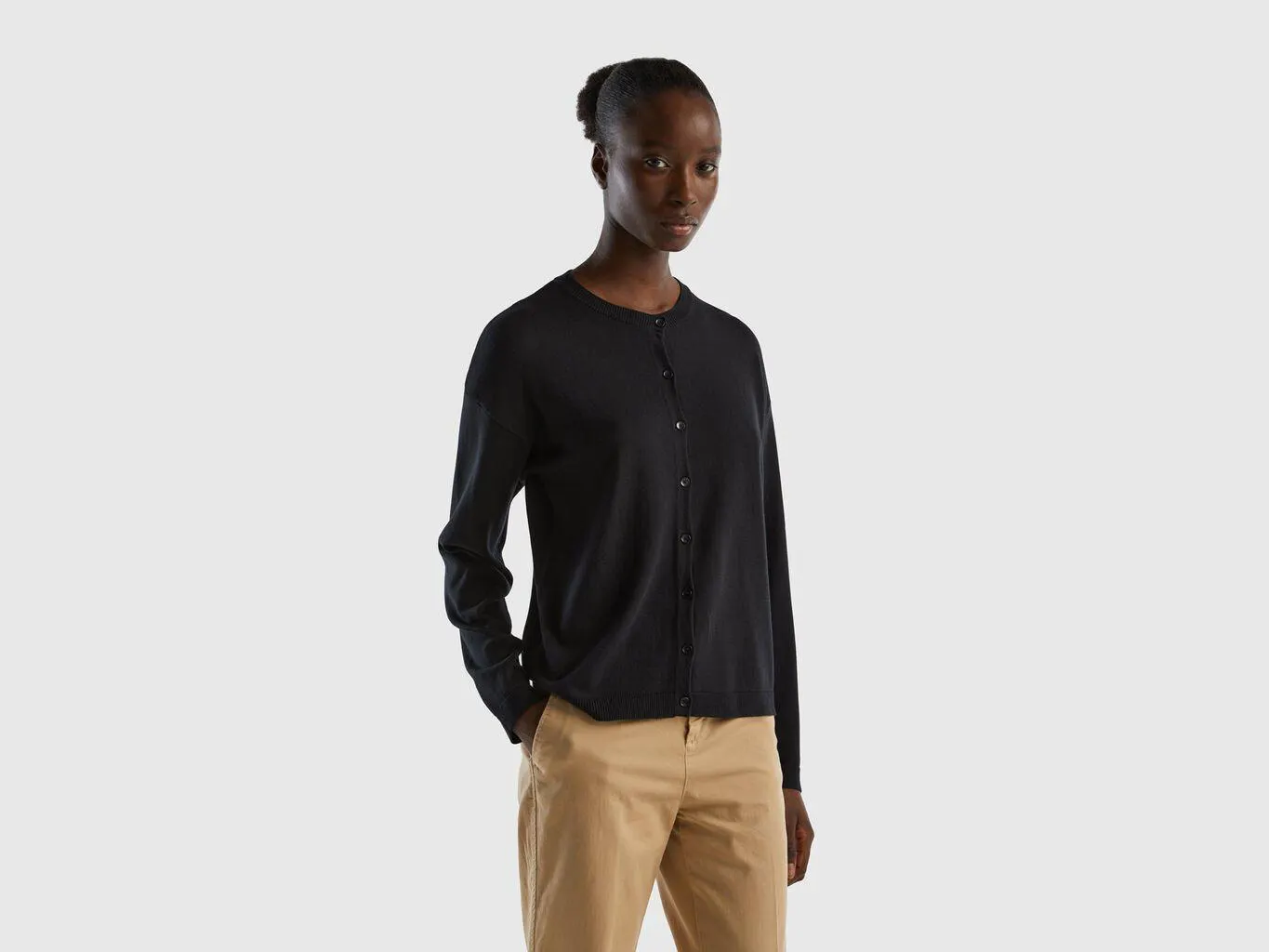 Cardigan girocollo con bottoni