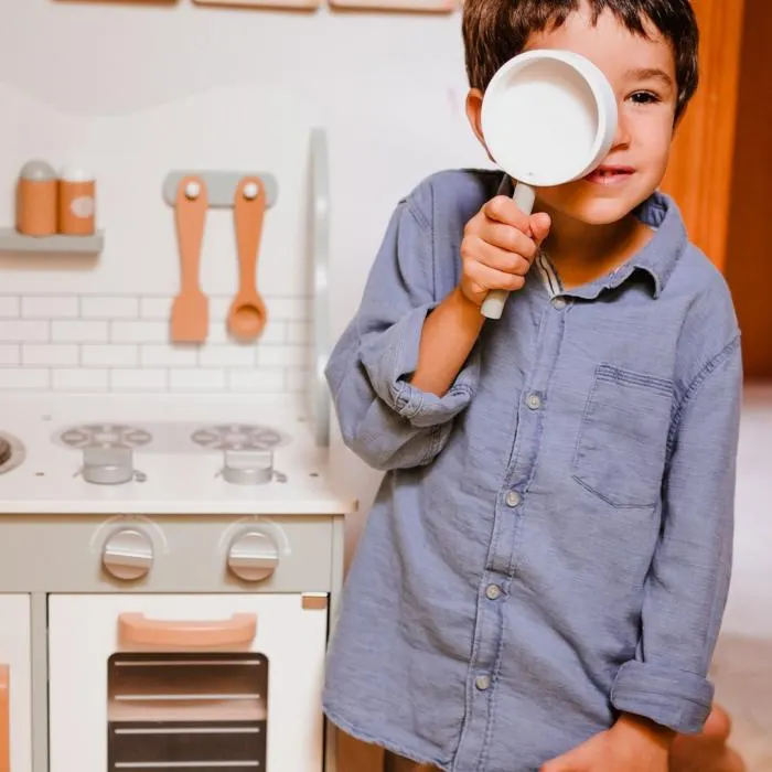 Cucina in legno con accessori