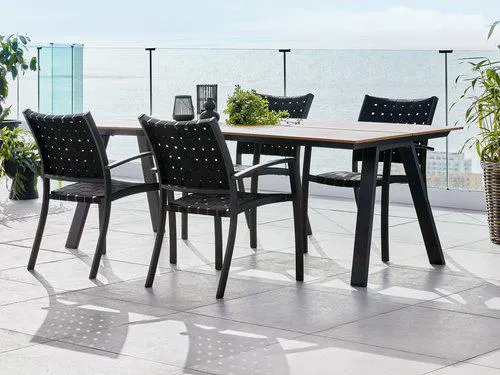 Tavolo FAUSING L220 cm naturale + 4 Sedie JEKSEN nero