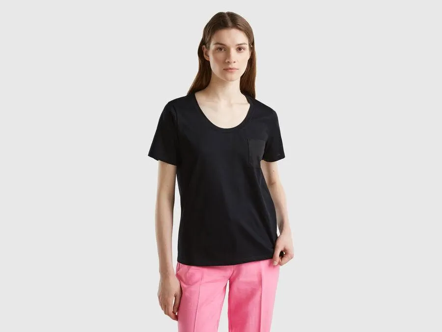 T-shirt con taschino in raso