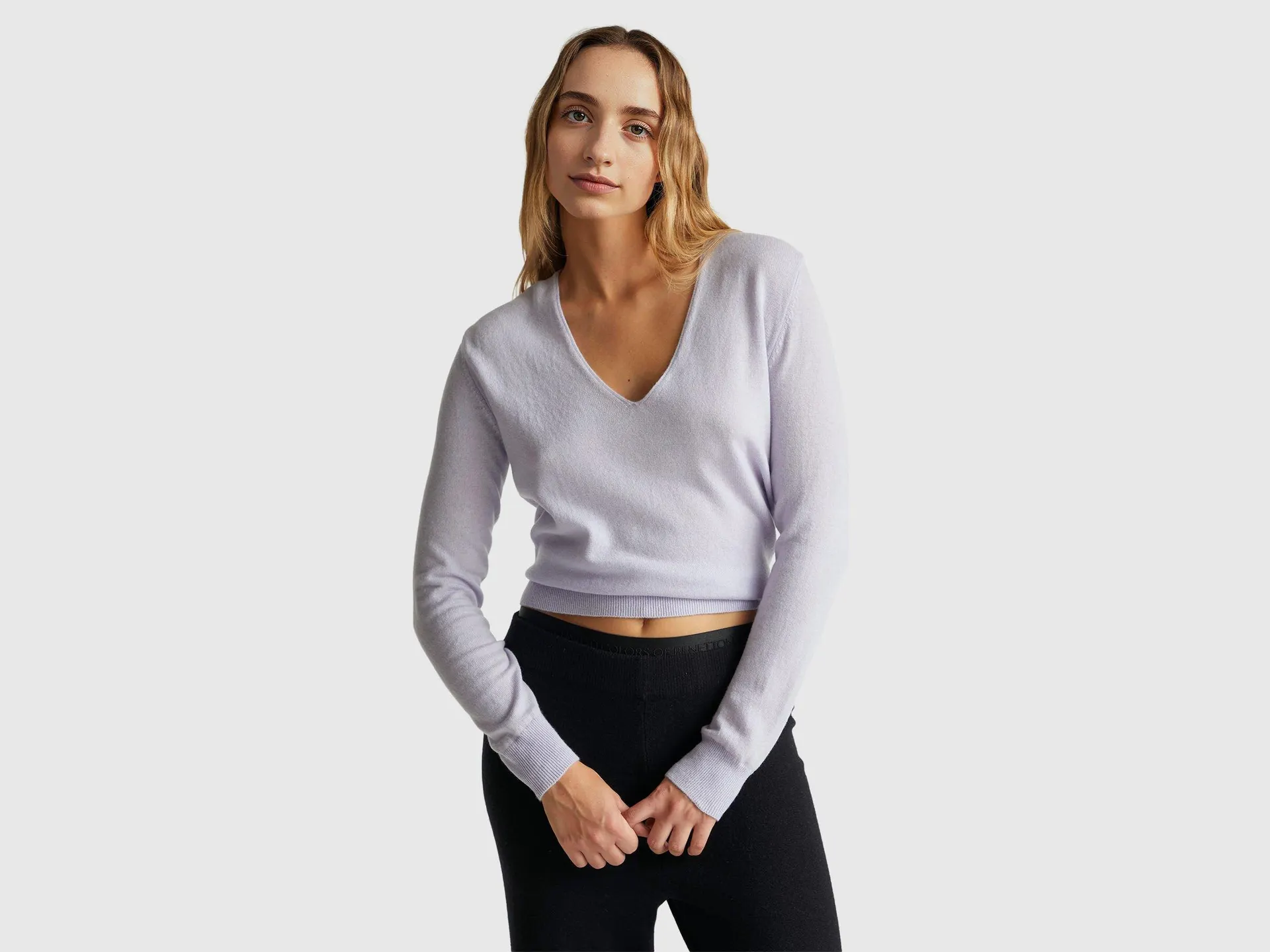 Maglione lilla con scollo a V in pura lana Merino