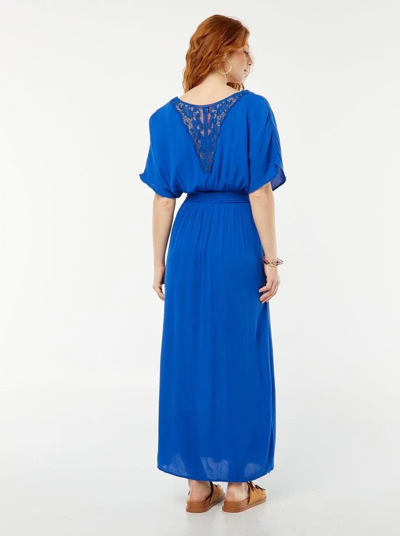 Vestito lungo copricostume in tessuto effetto crêpe con dettagli macramé - blu