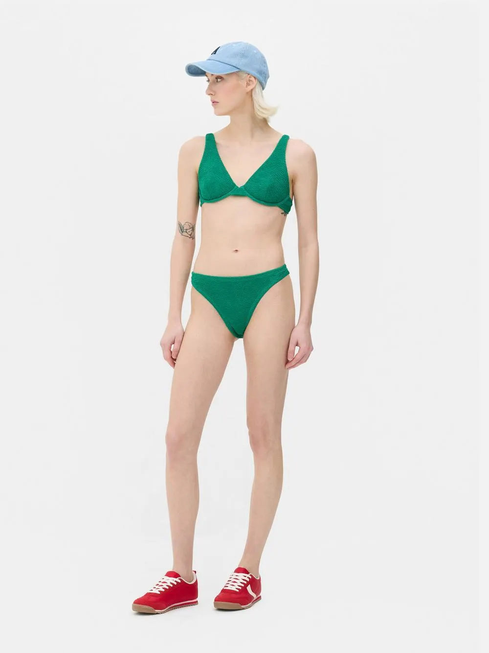 Slip bikini increspato e sgambato a righe
