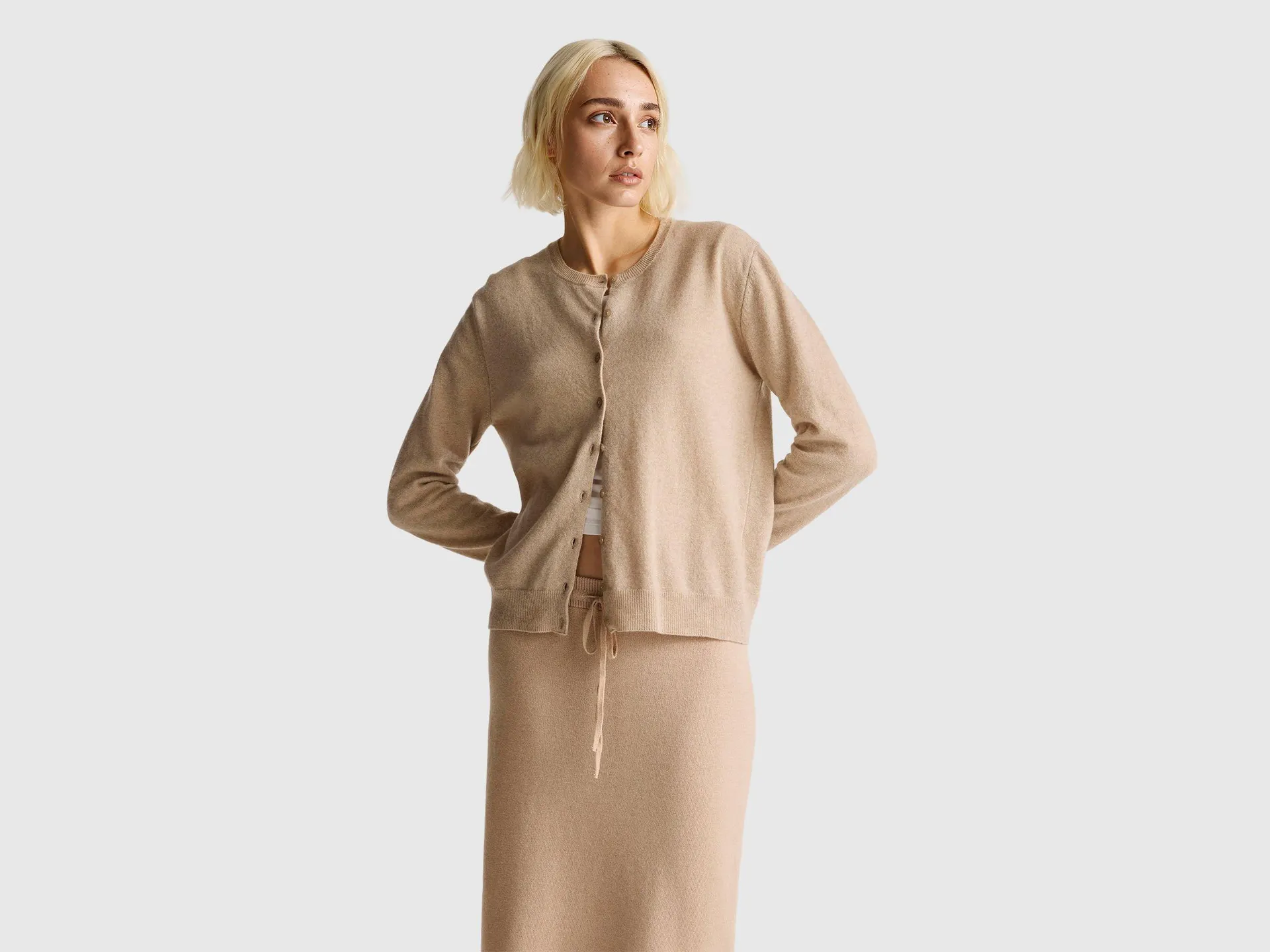 Cardigan girocollo beige in pura lana Merino