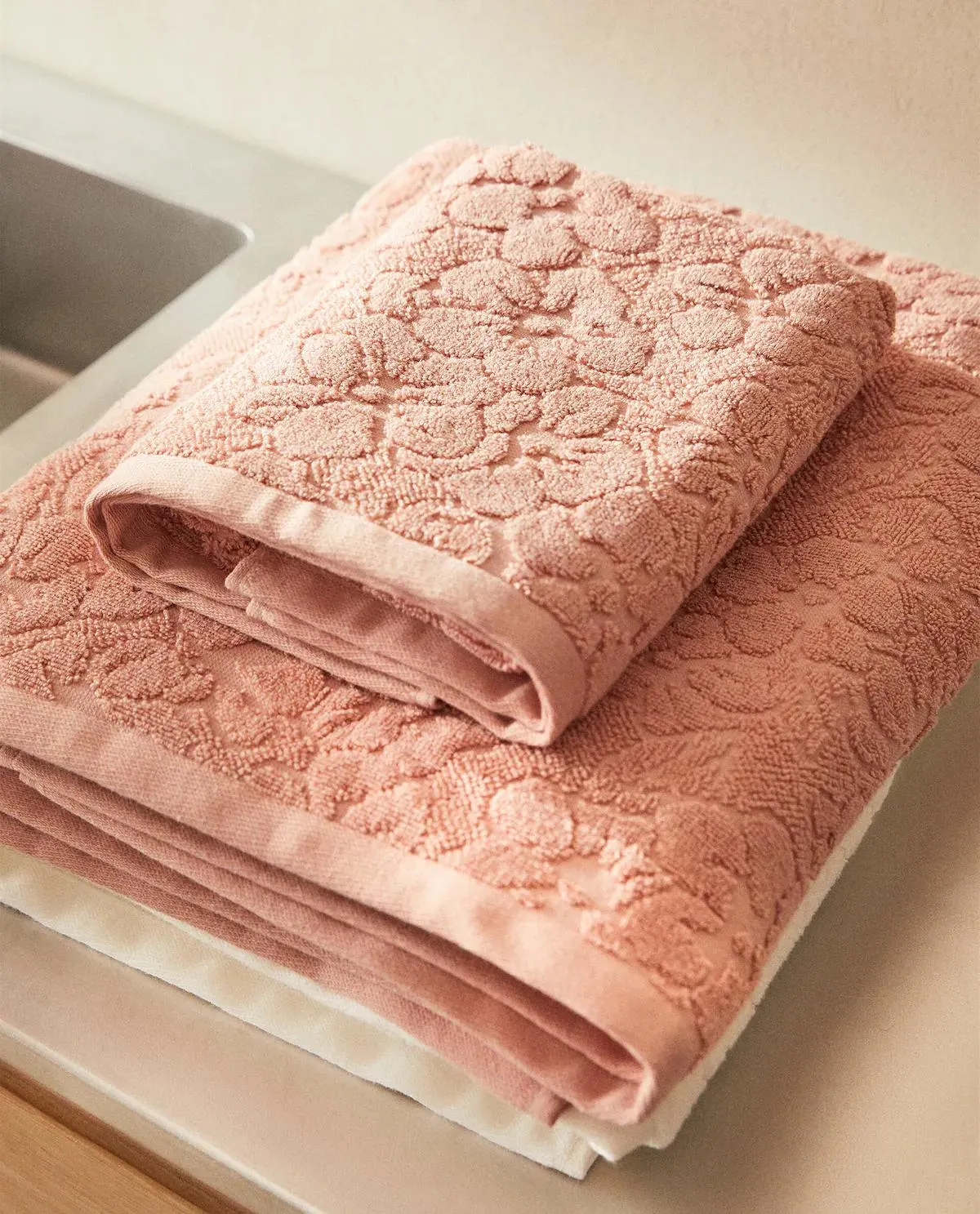 ASCIUGAMANO JACQUARD CON FIORE