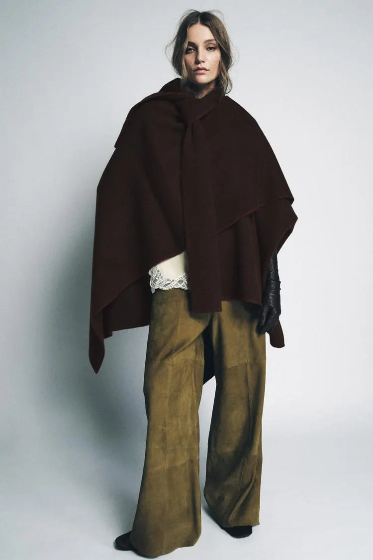 MANTELLA IN MAGLIA CON SCIARPA A FILO A CONTRASTO