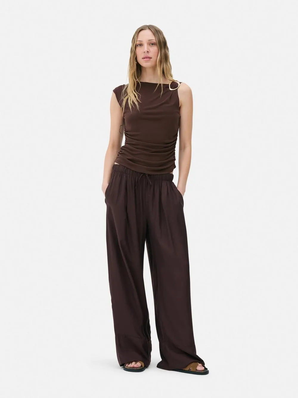 Top drappeggiato con dettagli in metallo The Edit