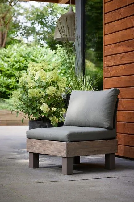 Poltrona da giardino con cuscino verde Elements KETER, struttura in polipropilene beige seduta in polipropilene grigio, L 74 x H 80 x P 74 cm