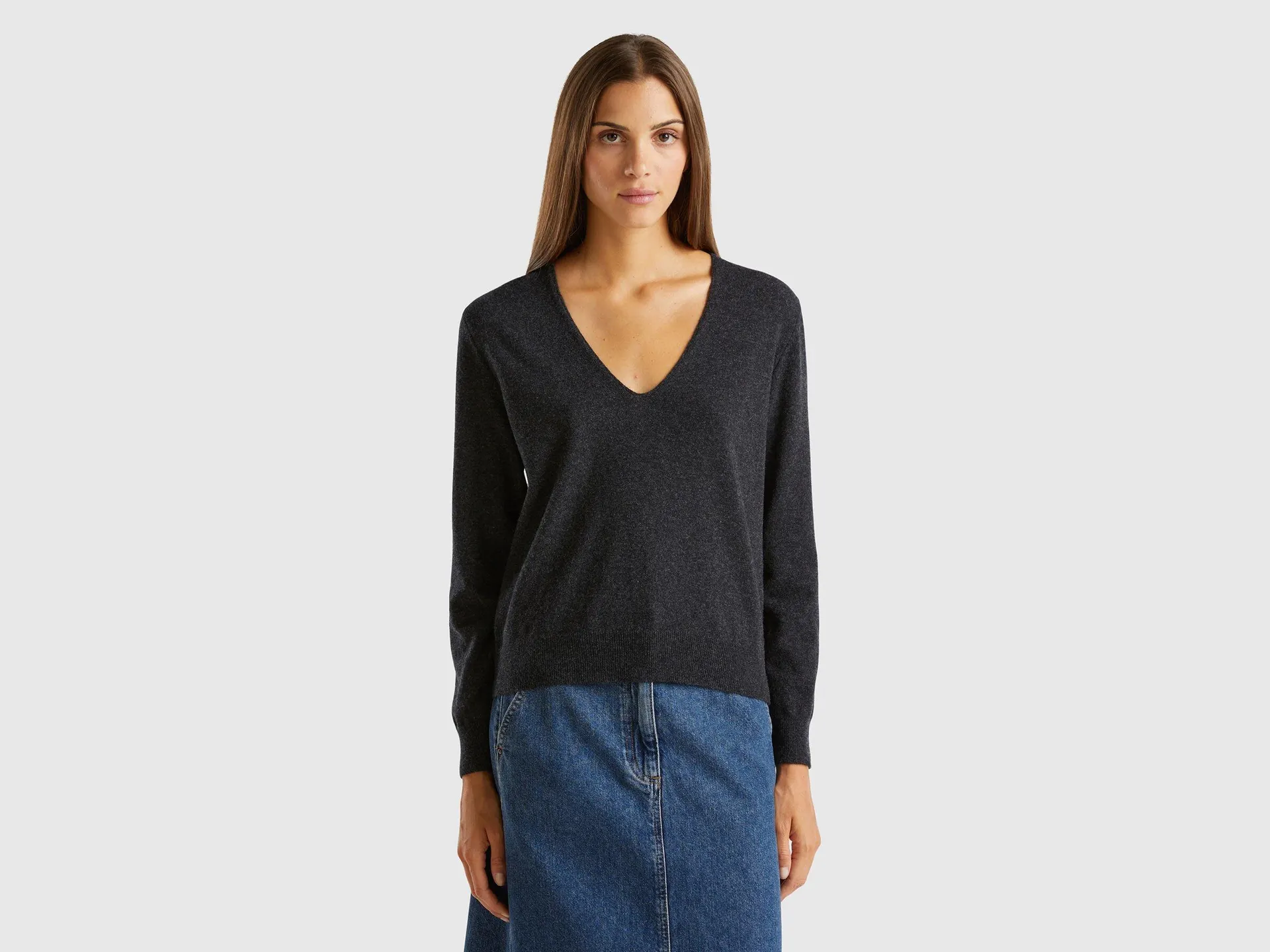 Maglione grigio scuro con scollo a V in pura lana Merino