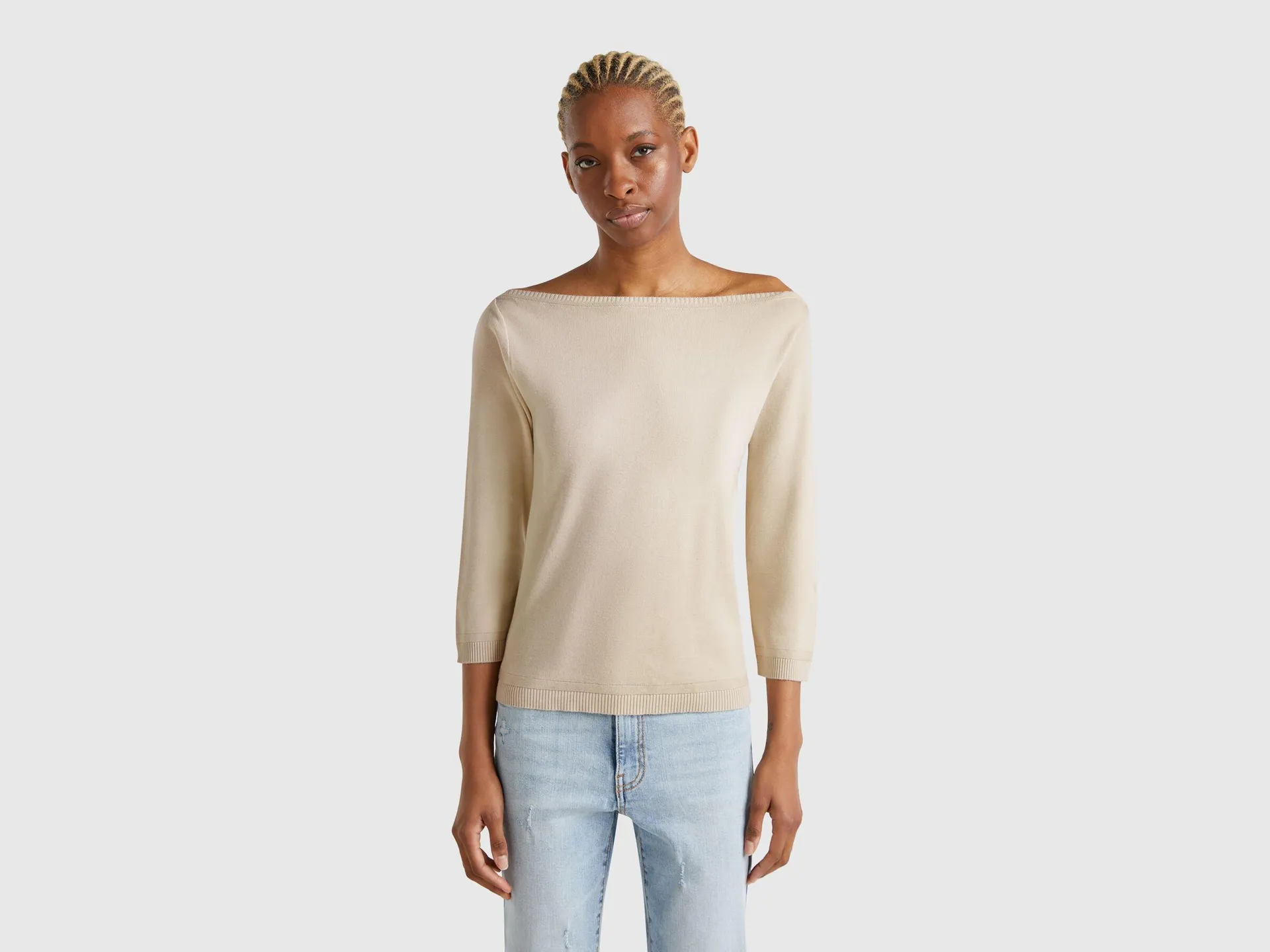 Maglia beige con scollo a barchetta