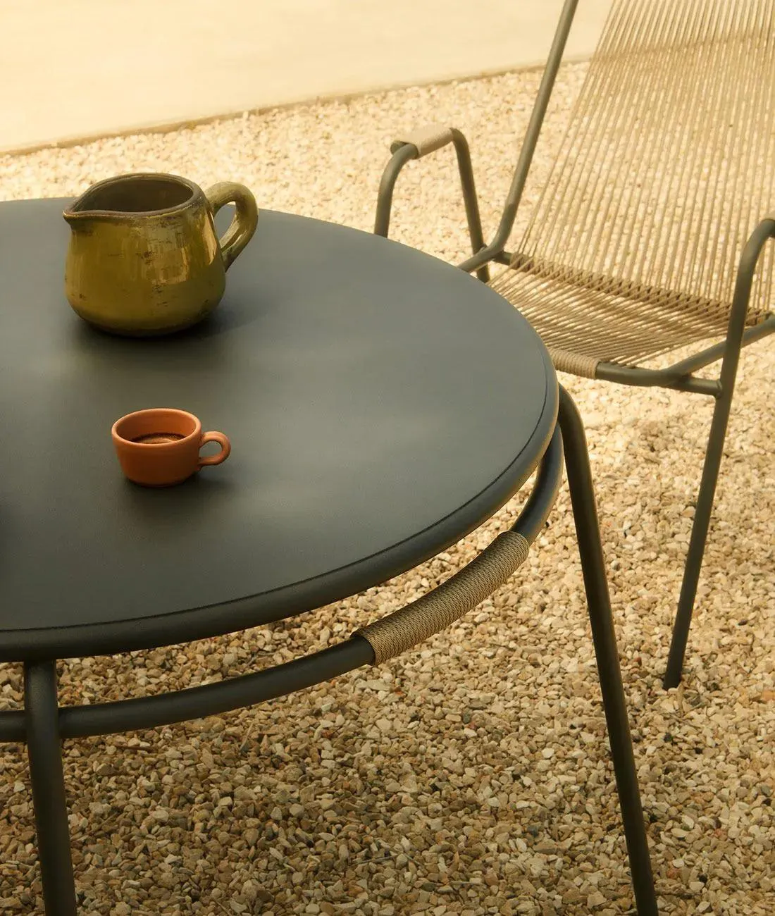 Tavolo Coco rotondo grafite con corda ecru