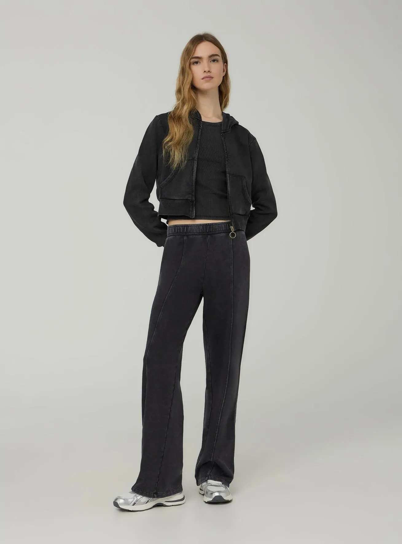 Felpa crop garment-dyed con cappuccio e zip Nero