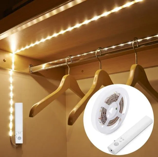 Striscia luminosa a LED bianco caldo da 1 m con sensore di movimento, autoadesiva, ricaricabile tramite USB, per armadi e corridoi.
