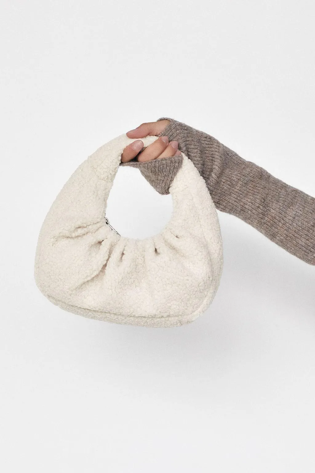 BORSA A MANO IN PELLICCIA SINTETICA