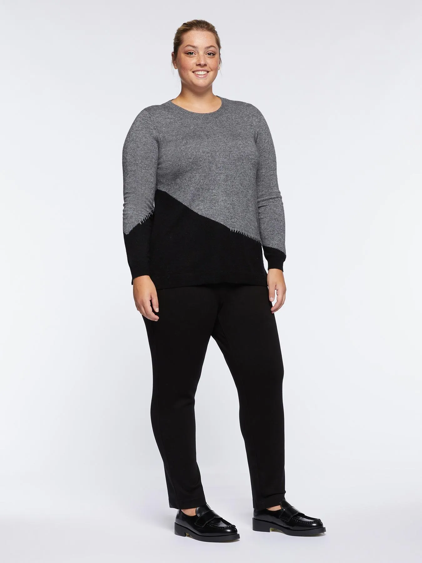 Maglia colour block con ricamo a mano