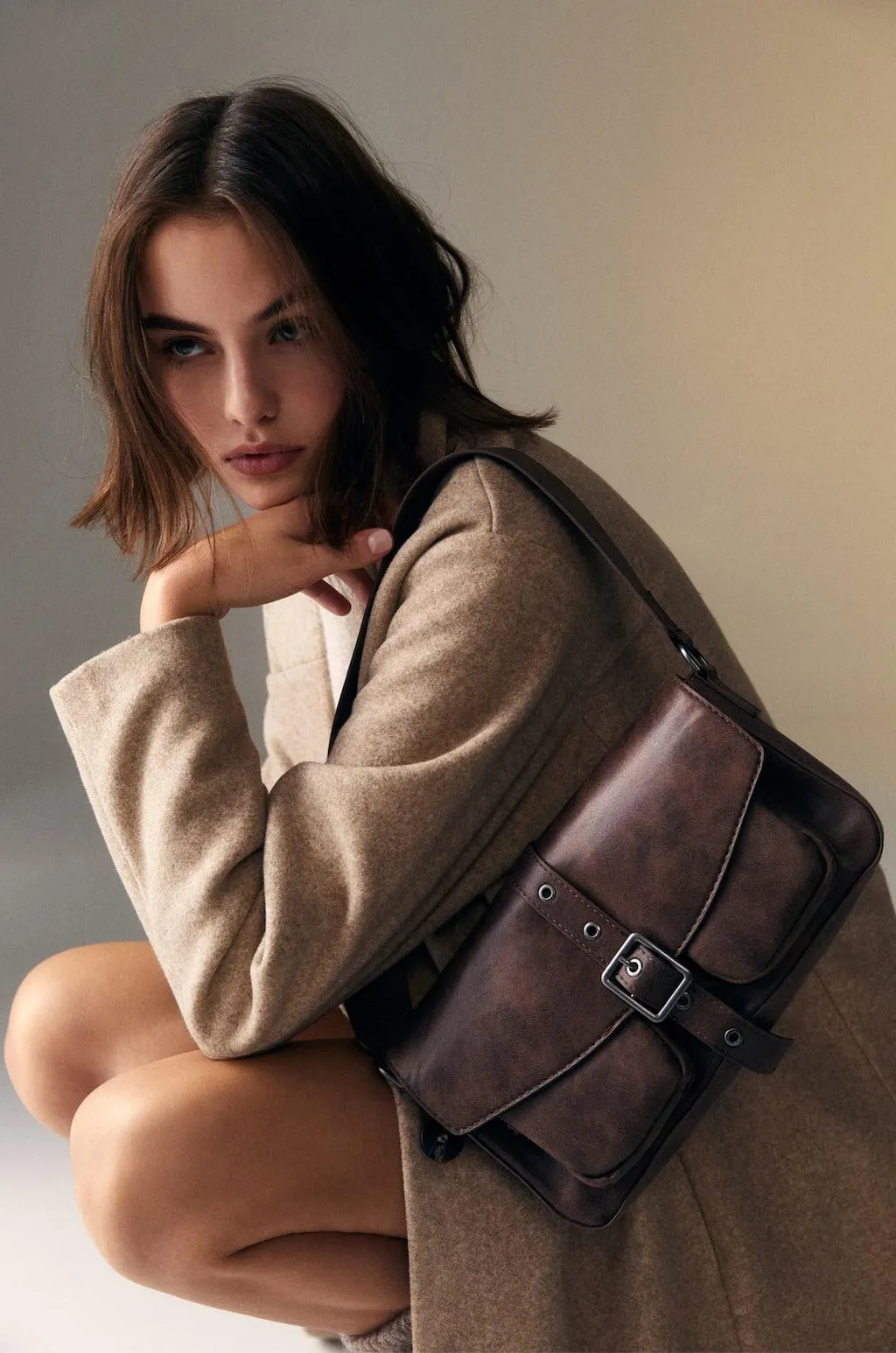 BORSA A SPALLA CON TASCHE EFFETTO CONSUMATO