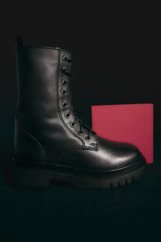 STIVALETTI IN PELLE STRINGATI