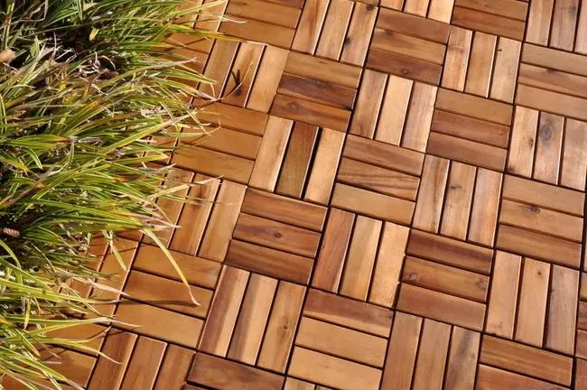 Piastrelle ad incastro ONEK in legno acacia 30 x 30 cm Sp 25 mm, miele