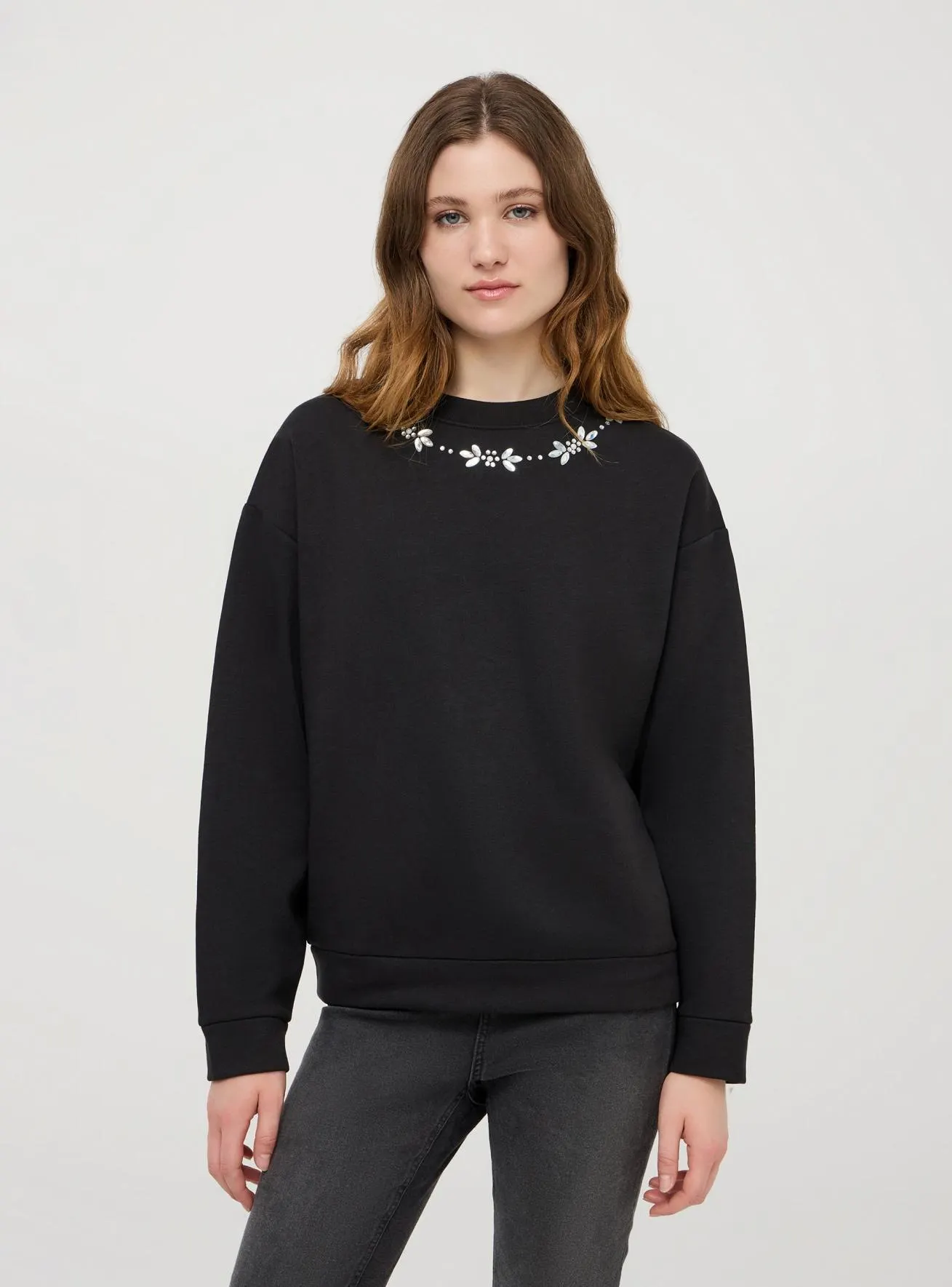 Felpa ampia senza cappuccio con strass sul collo Nero