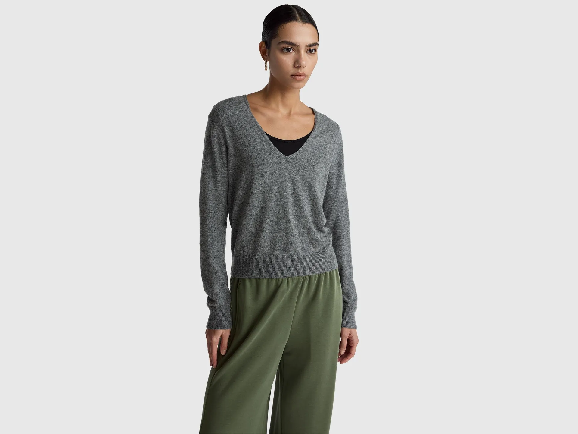 Maglione grigio topo con scollo a V in pura lana Merino