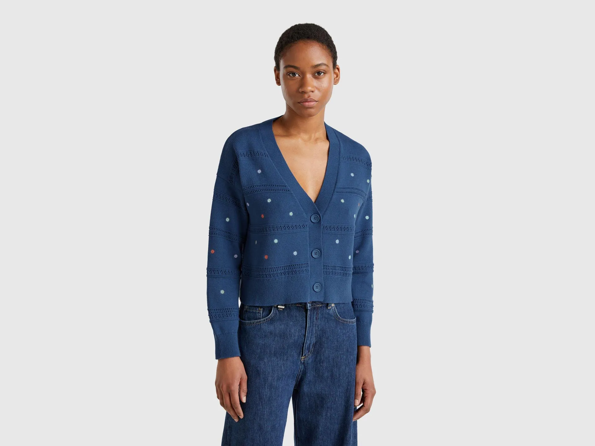 Cardigan con fiori ricamati