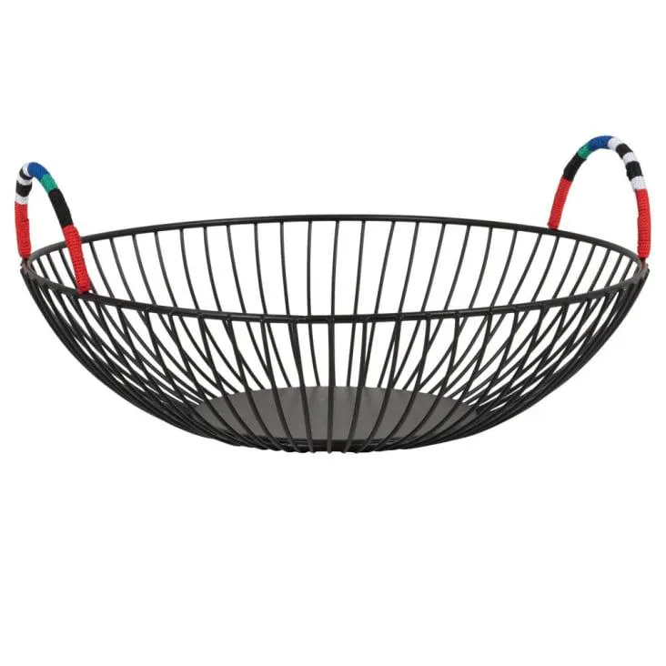 Cestino in filo di metallo nero con manici in tessuto rosso, verde e blu