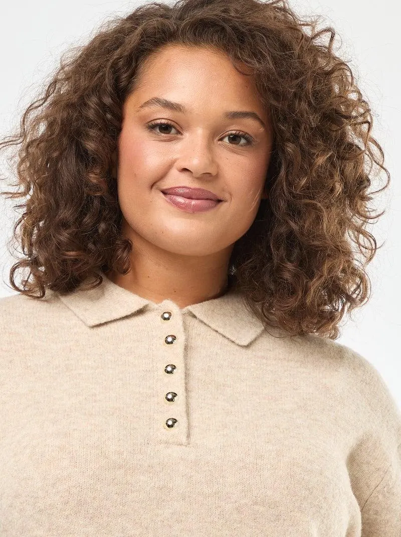 Abito a maglia pesante con bottoni dorati sul collo - Beige