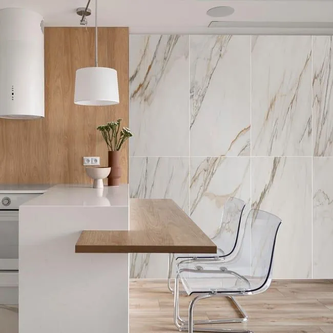 Piastrella da pavimento e rivestimento interno 60 x 120 cm Sp. 7 mm rettificato Cala Gold in gres porcellanato smaltato lappato bianco con venature dorate traffico intenso (pei 4/5) 1.44 mq