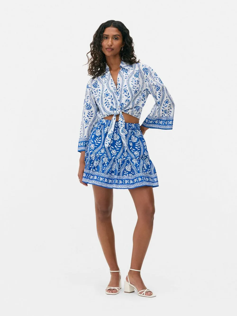 Camicia corta annodata sul davanti