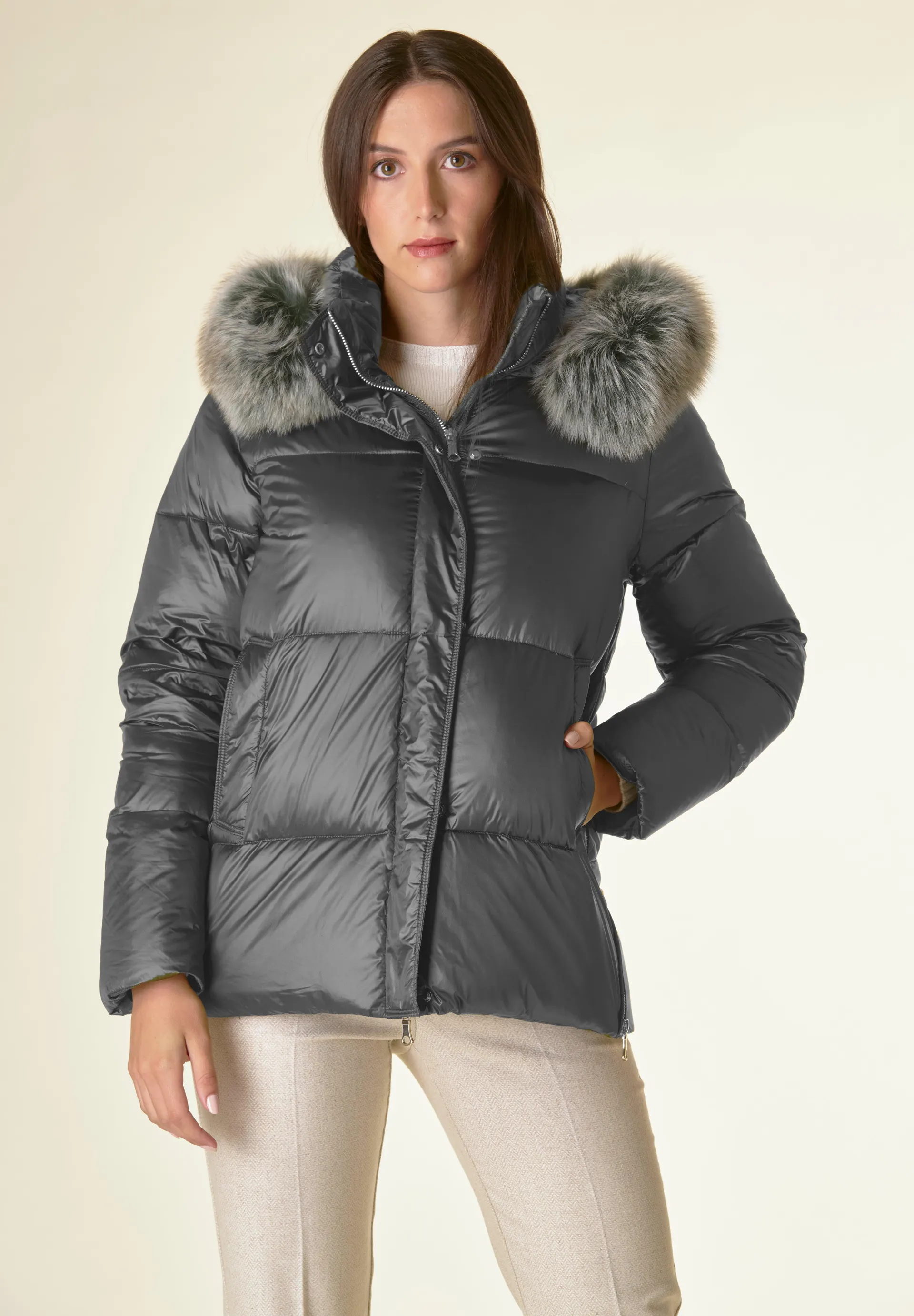 Piumino grigio cappuccio pelliccia e zip fianchi