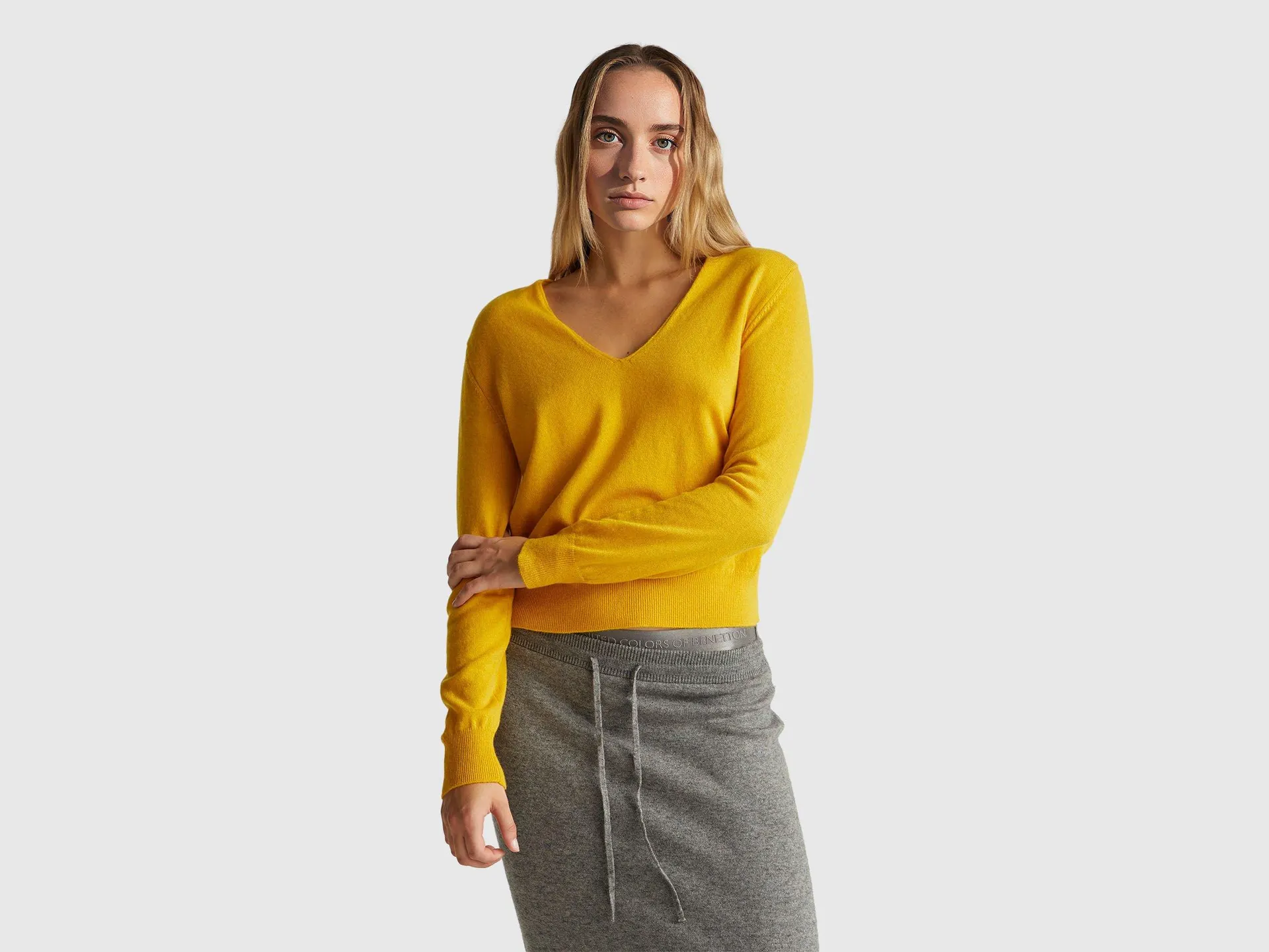 Maglione giallo ocra con scollo a V in pura lana Merino